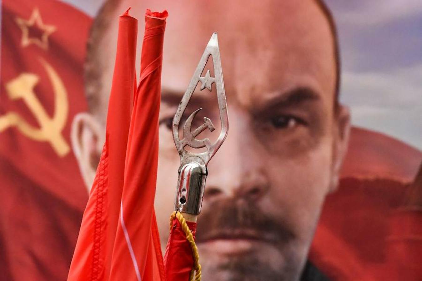 Banderas rojas y retratos del fundador de la Unión Soviética, Vladímir Lenin, han acompañado a centenares de comunistas que han recorrido las calles de Moscú para celebrar el centenario de la Revolución Rusa. 