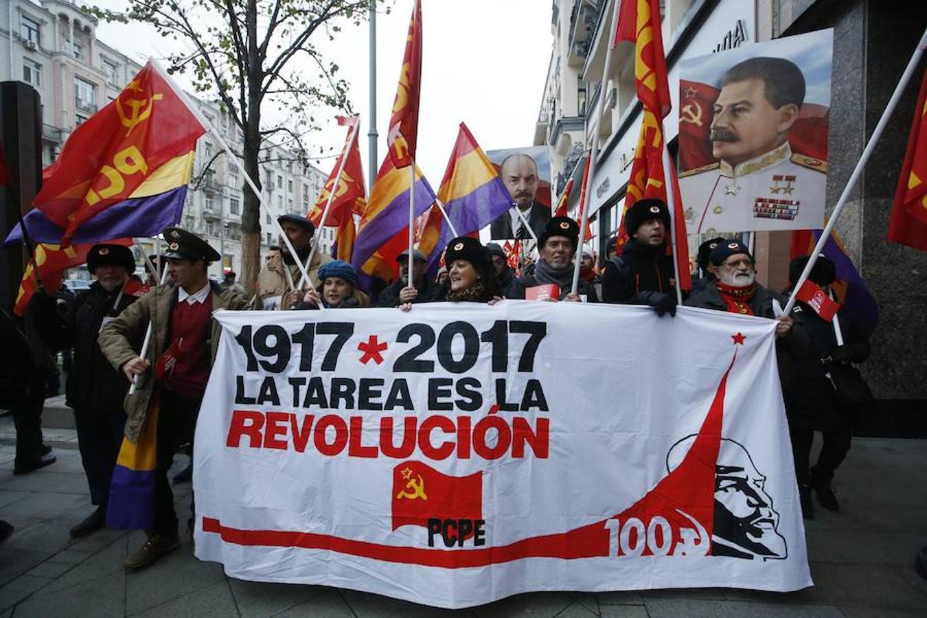 Miembros de una delegación de hispanohablantes participan en unacto que conmemora el centenario de la Revolución Bolchevique en Moscú. 