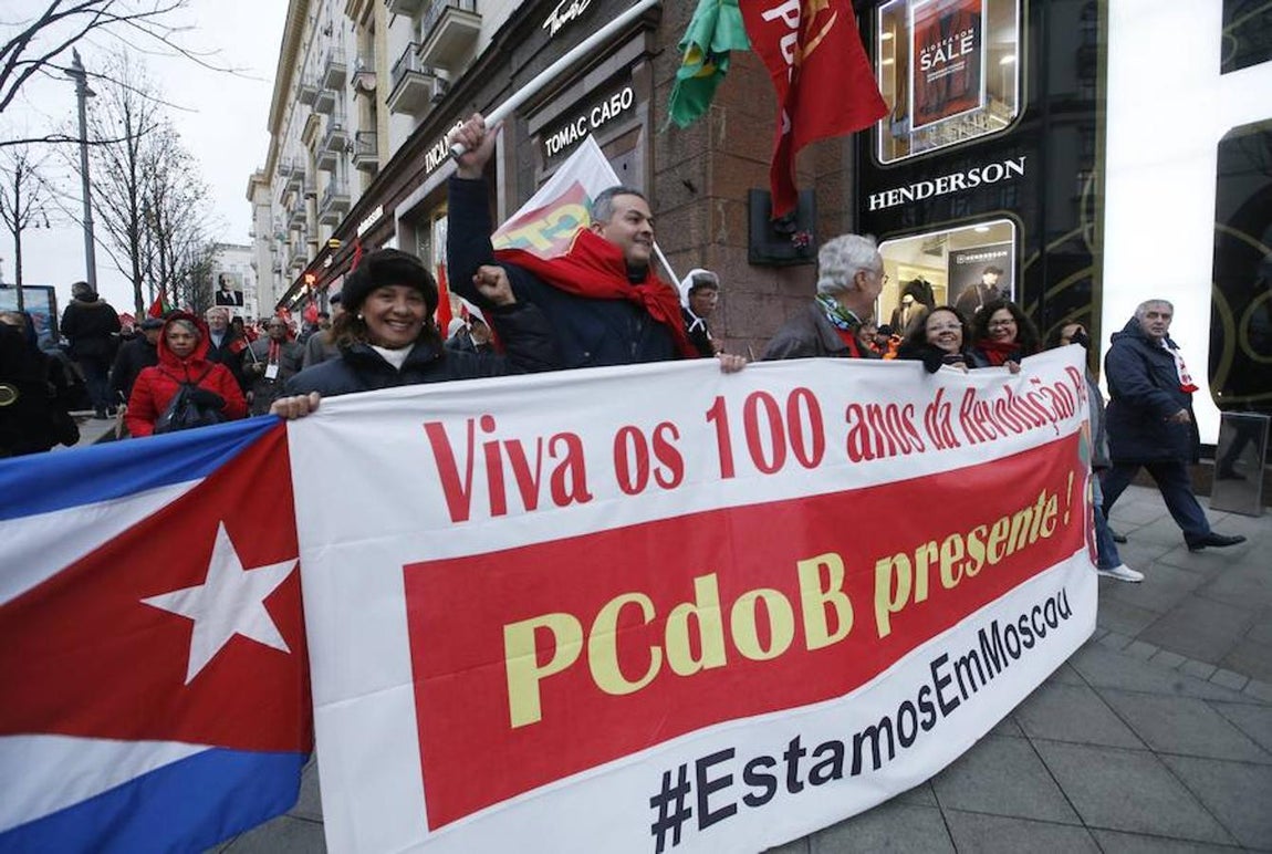 Miembros de la delegación cubana participan en un acto queconmemora el centenario de la Revolución Bolchevique en Moscú. 