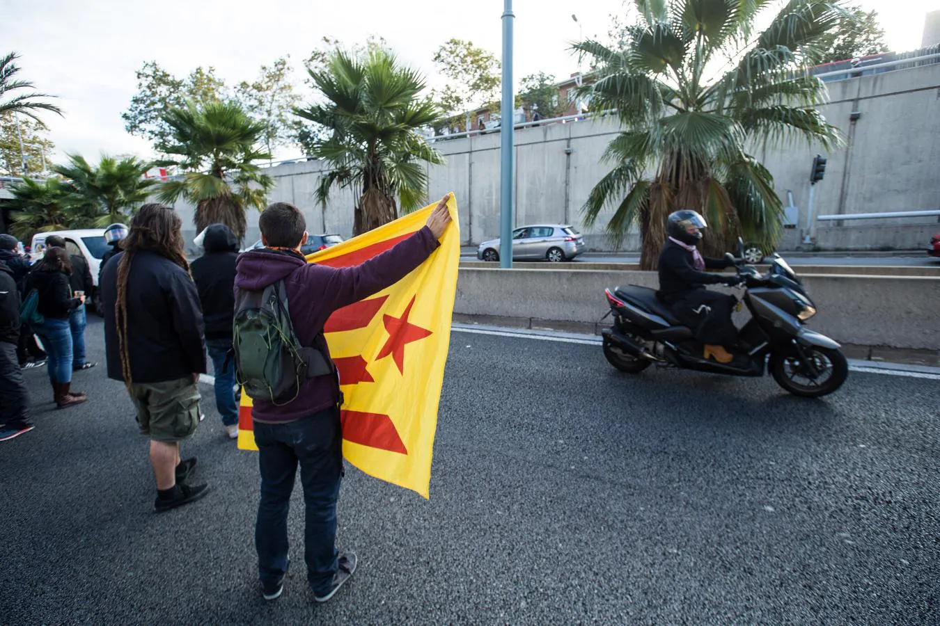 Un grupo de manifestantes corta la Ronda de Dalt en Barcelona. 