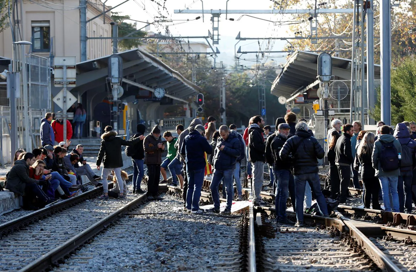 Un grupo de manifestantes corta la vía férrea en la estación de Ferrocarrils de Sant Cugat del Vallès. 