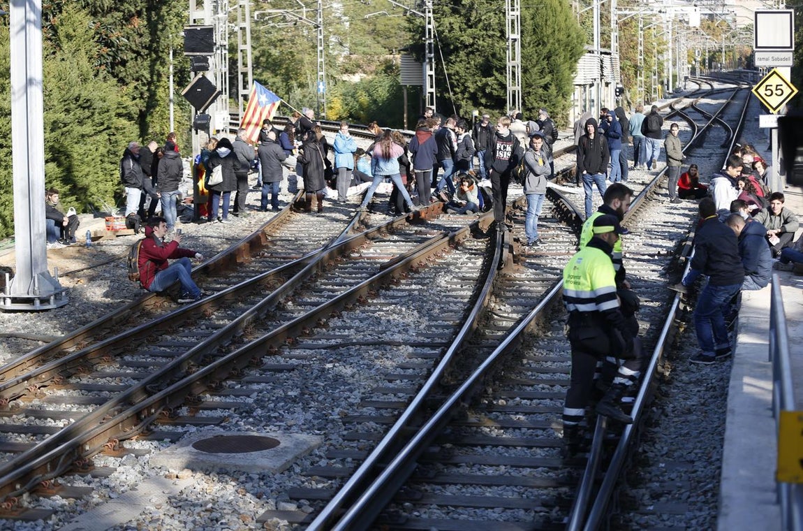 Otra foto del mismo corte de la vía férrea en la estación de Ferrocarrils de Sant Cugat del Vallès. 