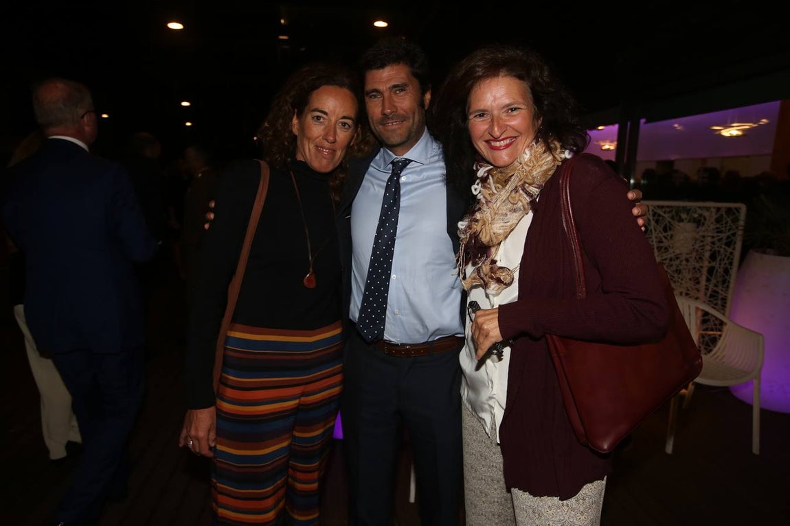 Mara Escassi, Juan Castañeda y Belén González. 