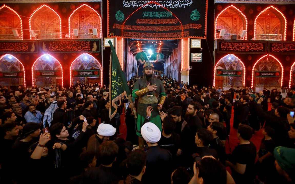 Un actor se viste para recrear una escena del siglo VII. 