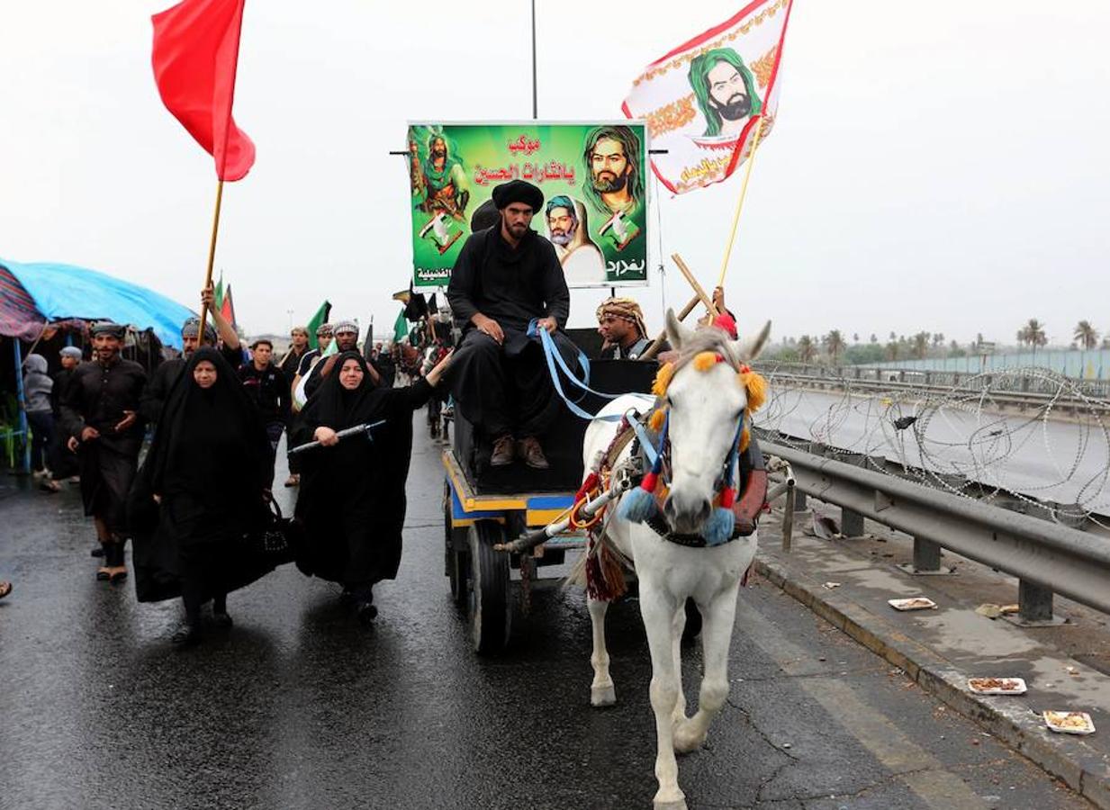 Un carro con la imagen del imán Husein se dirige a Kerbala. 