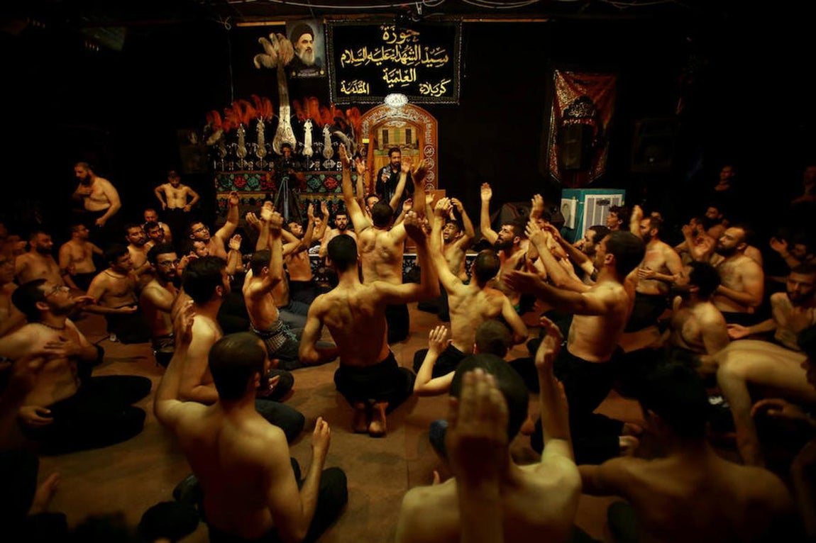 Musulmanes chíies se golpean en señal de duelo por el imán Husein. 