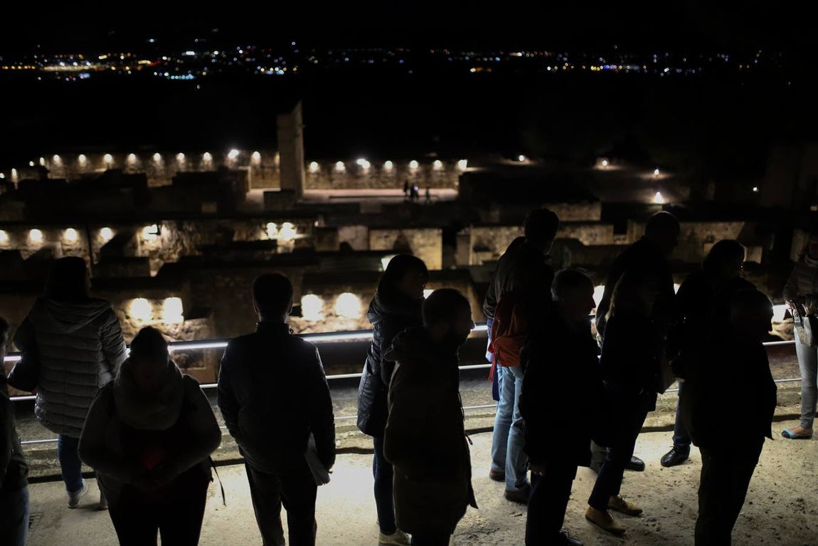 La primera visita nocturna a Medina Azahara, en imágenes