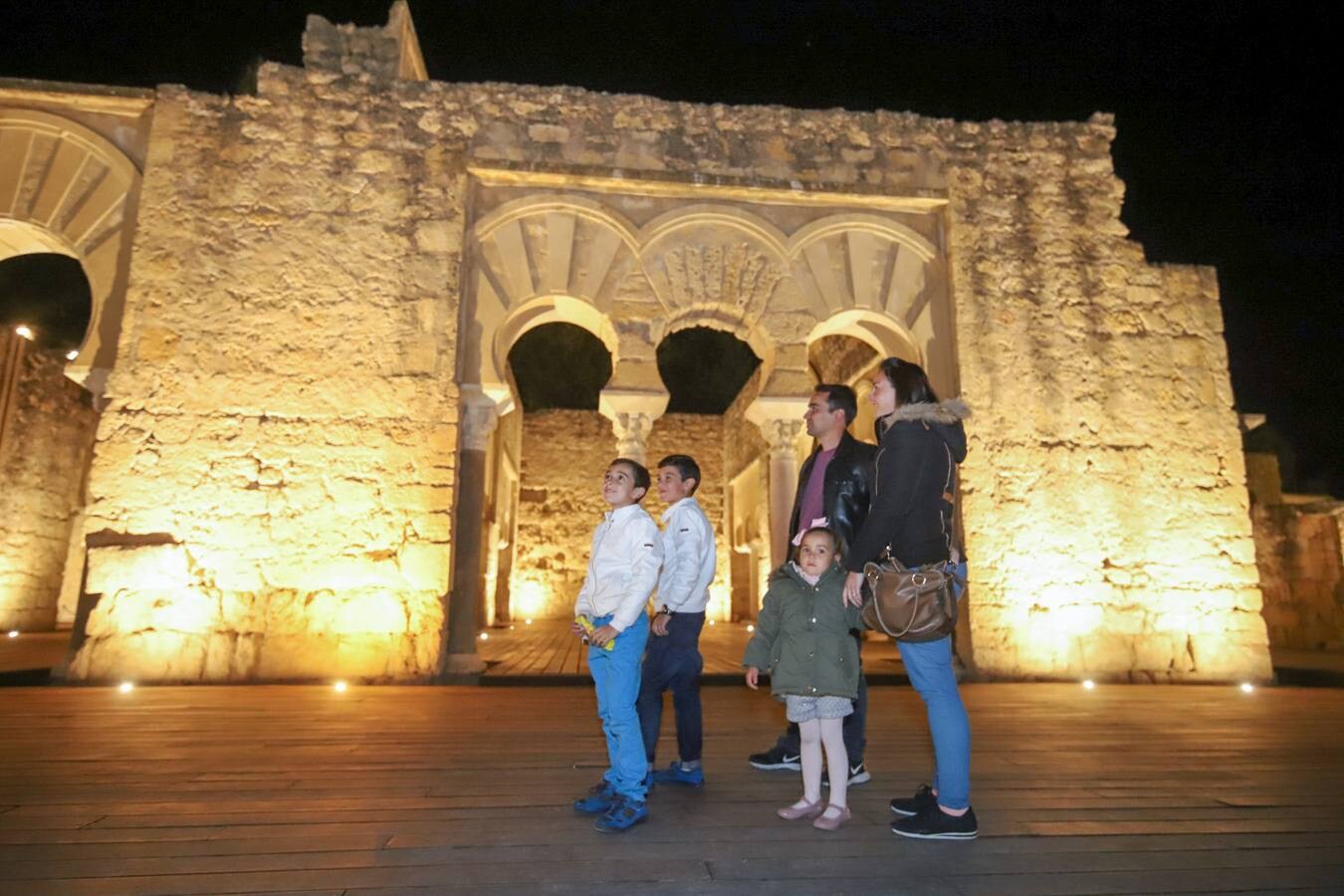 La primera visita nocturna a Medina Azahara, en imágenes