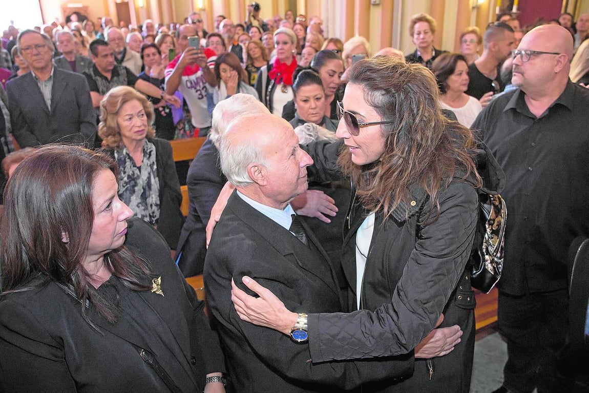 Paz Padilla, Bigote Arrocet y Manolo Sarria despiden a Chiquito de la Calzada