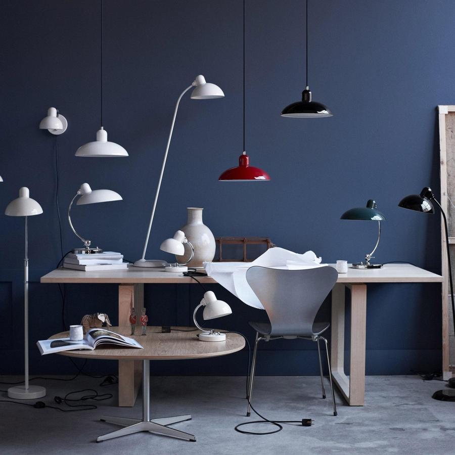 Kaiser idell. Sigue siendo demandada y sobrevive como símbolo del noble diseño germánico, está hecha con materiales exclusivos y una técnica precisa. Las lámparas están hechas de acero y latón, sus pantallas están pintadas a mano. Los elementos cromados están compuestos de latón pulido y soldados con plata. La lámpara de mesa Luxus viene en negro, negro mate, rojo rubí, verde oscuro y blanco