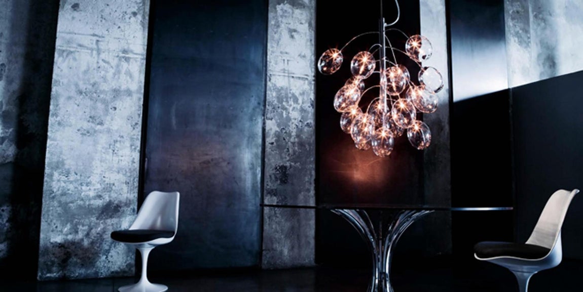 Prosecco. La prestigiosa firma italiana reconocida por sus sofisticados diseños en cristal de murano propone este diseño fino, gracil y actual.En una época en la que el candelabro vuelve, el modelo Pro Secco aporta al hogar el romanticismo de las velas dentro de un fino globo de cristal sobre una base metalizada