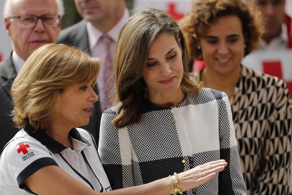 La visita de Doña Letizia a México con motivo de la Cumbre Mundial de Líderes contra el Cáncer (WCLS), en imágenes. La Reina atiende a las explicaciones de una de las voluntarias.