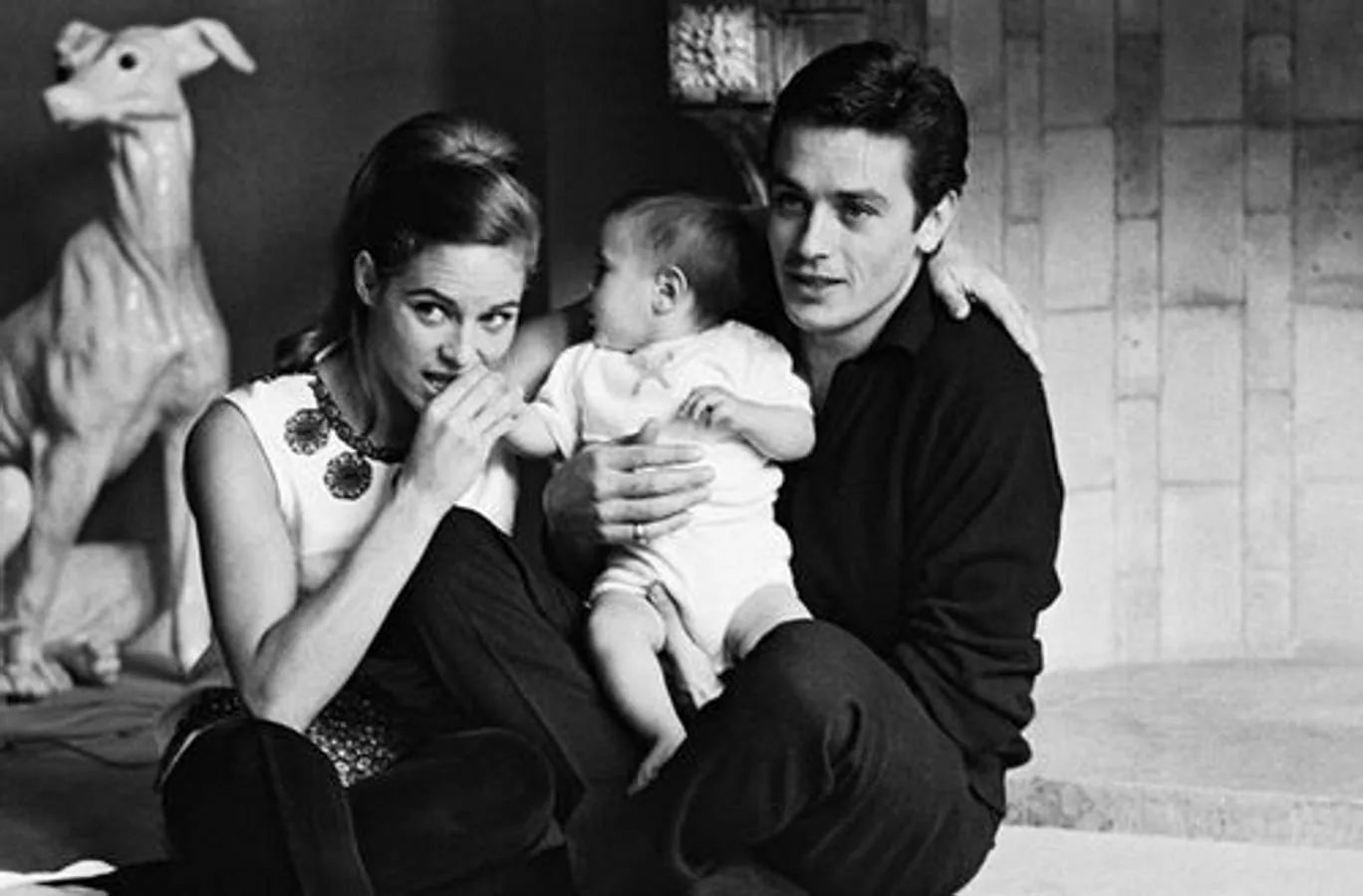 En 1964, el actor francés de desposó con su compañera de profesión Nathalie Barthélemy. Ambos tuvieron un hijo, Anthony Delon, antes de divorciarse en 1969 por manterner una relación «casi de hermanos», además de la llegada a la vida del actor de la guapa actriz Mireille Darc, con quien vivió felizmente hasta el año 1982. 