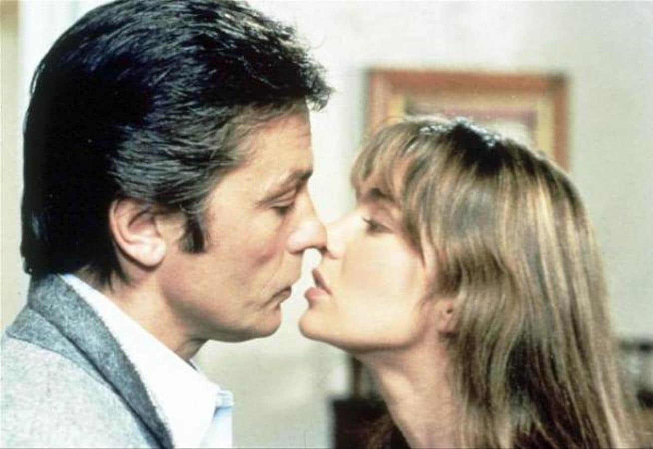 La película «En la piel de un policía» (1981) fue la causante de que Delon pusiera fin a su relación con Darc. En ella conoció a la también actriz Anne Parillaud, de la que se enamoró perdidamente y con la que mantuvo un romance durante tres años. 