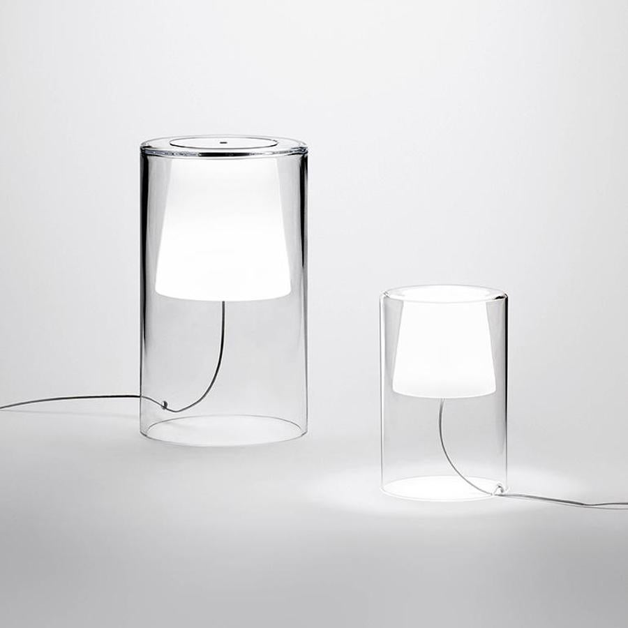 El papel del diseño. La bombilla convirtió a la lámpara elécrica en uno de los inventos más utilizados por el hombre. La luz artificial nació como elemento funcional e industrial, pero no tardó en aplicarse al diseño: «Es fundamental tenerla en cuenta a la hora de diseñar, sin luz no se ve, nada existe», cuenta Rose Salag, arquitecta e interiorista. Las luminarias de diseños originales cumplen su misión de dar luz pero, además, proyectan la personalidad de la persona en su casa y convierten ese espacio en su hogar. (En la foto, el modelo Join, de Vibia)