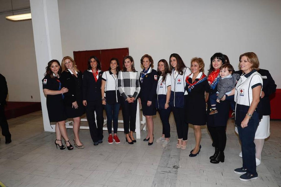 La visita de Doña Letizia a México con motivo de la Cumbre Mundial de Líderes contra el Cáncer (WCLS), en imágenes. La Reina ha mostrado su interés por la experiencia de los volutarios y sus tareas.