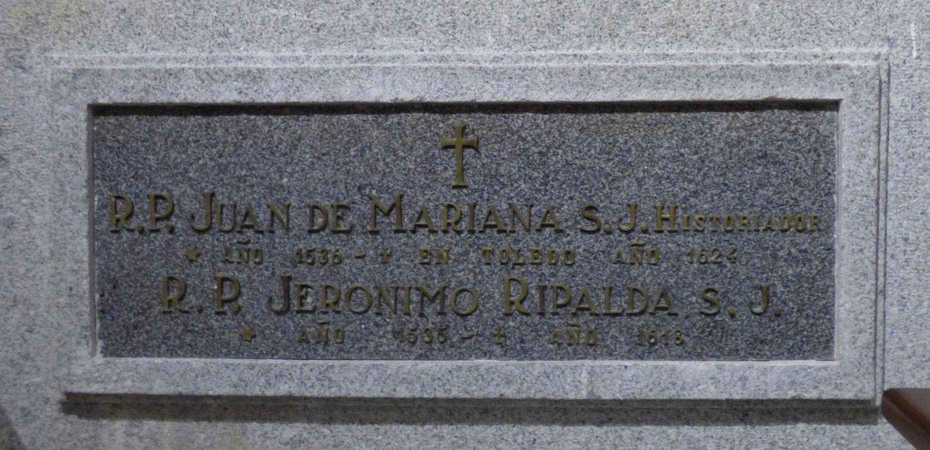 Lápida de los padres jesuitas Mariana y Ripalda en el Ochavo del templo de San Ildefonso de Toledo. Foto Rafael del Cerro. 