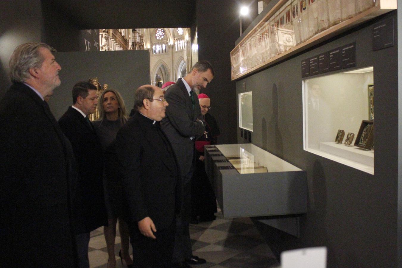 El Rey siguió las explicaciones del comisario de la muestra y canónigo delegado de Patrimonio, Juan Pedro Sánchez. 