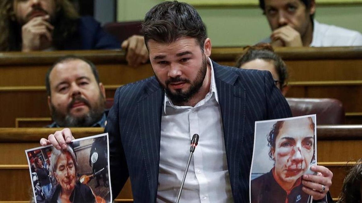Rufián enseña fotos de los heridos del 1-O. «¿Cree que es agradable tender la mano a los responsables de esto?», le preguntó a Méndez de Vigo. 