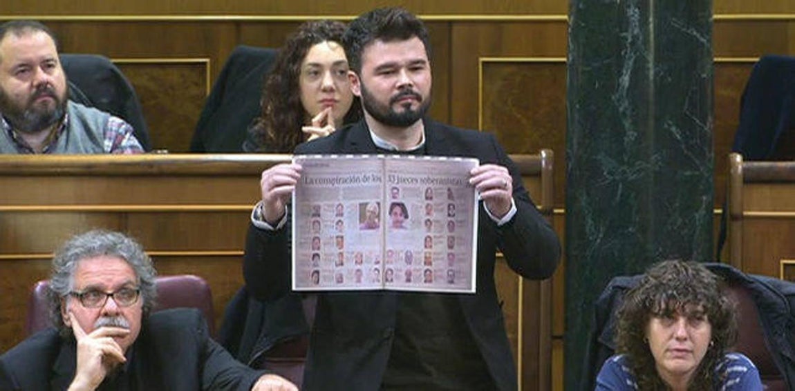 Rufián muestra una información periodística sobre jueces soberanistas. El motivo de que lo mostrara es que dicha información acarreó una imputación al director de la publicación.. 