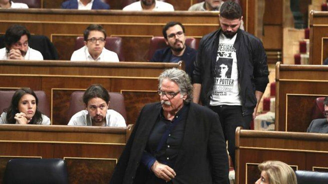Con una camiseta de Harry Potter. En la camiseta sale un cartel de «se busca», en un momento de la saga en la que el mago se convierte en el más perseguido. Una manera de decir que él se siente perseguido por defender un referéndum ilegal.. 