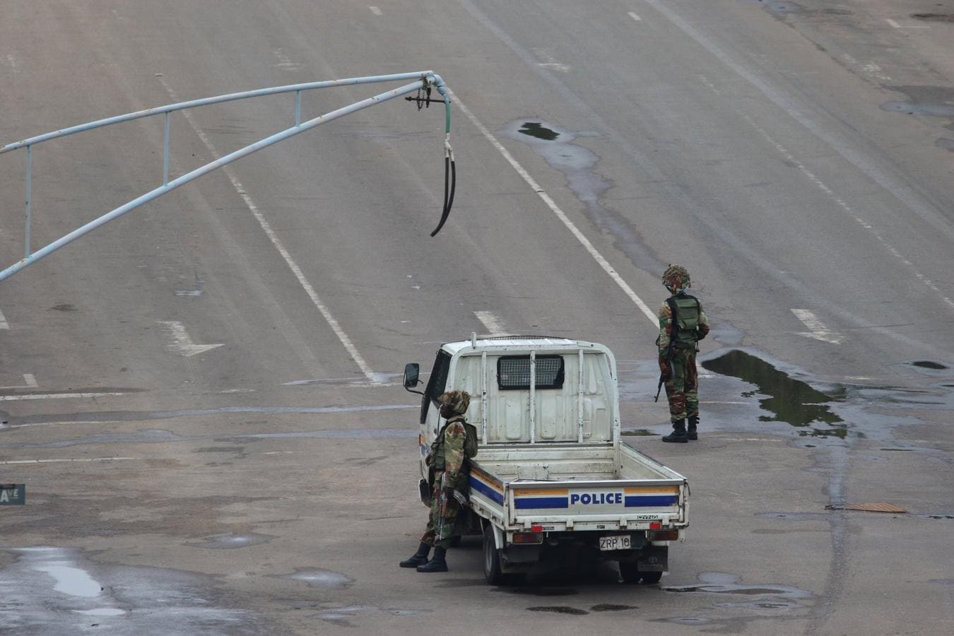 Soldados vigilan la calle del Parlamento en Harare. 