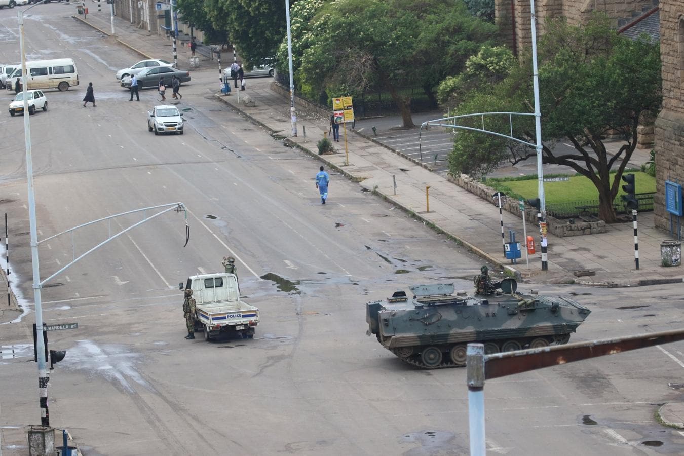 La tensión en Zimbabue empezó a aumentar en la tarde de ayer, después de que varios tanques fueran vistos en dirección. 