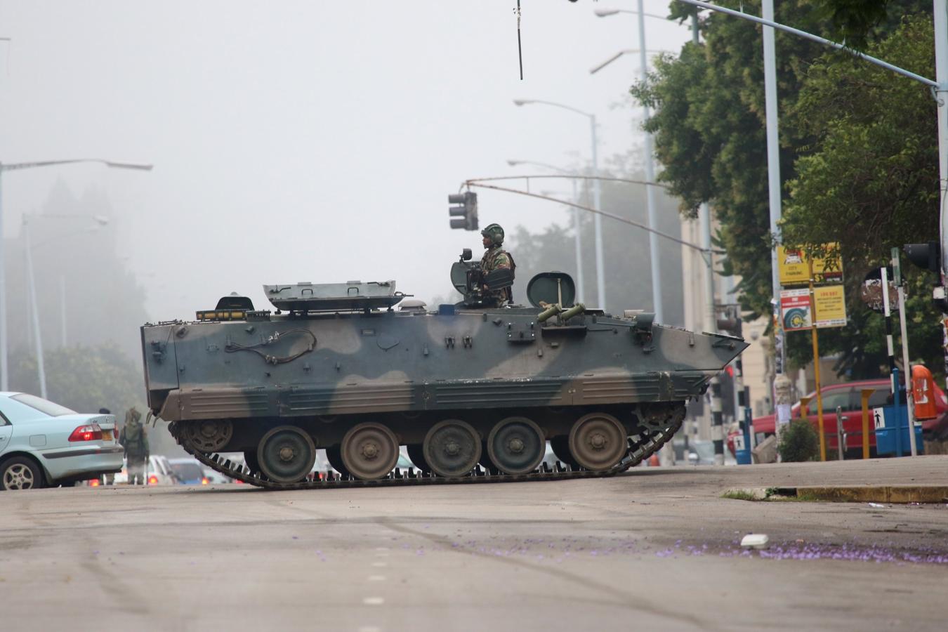 Los tanque se vieron ayer por la tarde solo un día después de que el jefe de las fuerzas armadas del país, Constantine Chiwenga, advirtiera de que se tomarían «medidas correctivas» si continúa la purga de veteranos en el partido de Mugabe. 