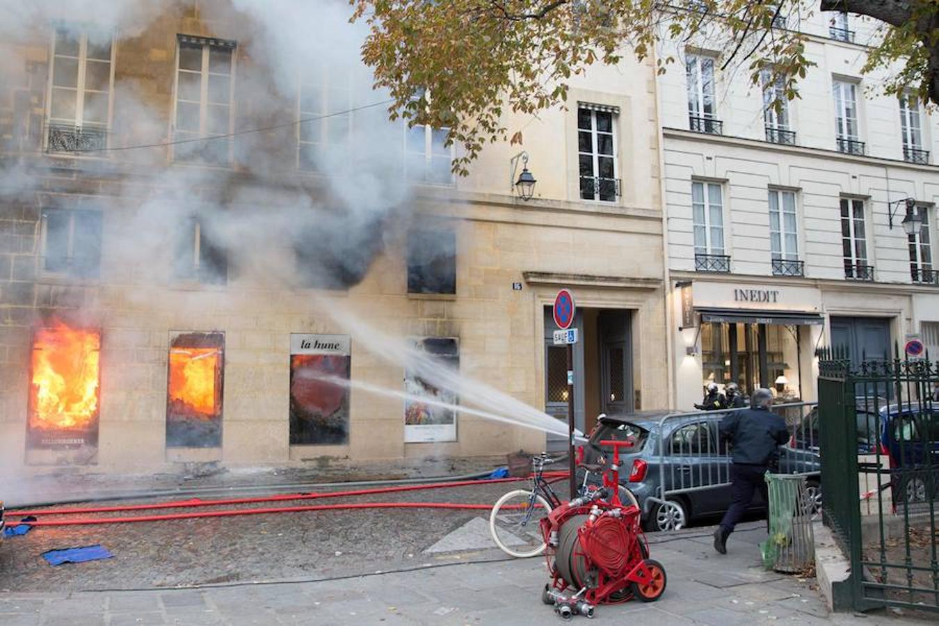 Un incendio ha devastado la librería «La hune», una de las más conocidas de París. Karim Daher (AFP)