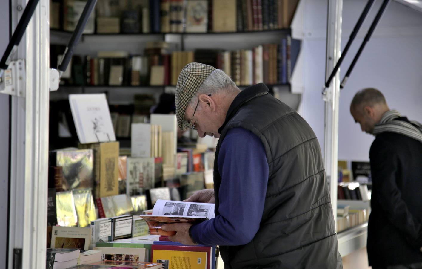 La Feria del Libro Antiguo de Sevilla, en imágenes