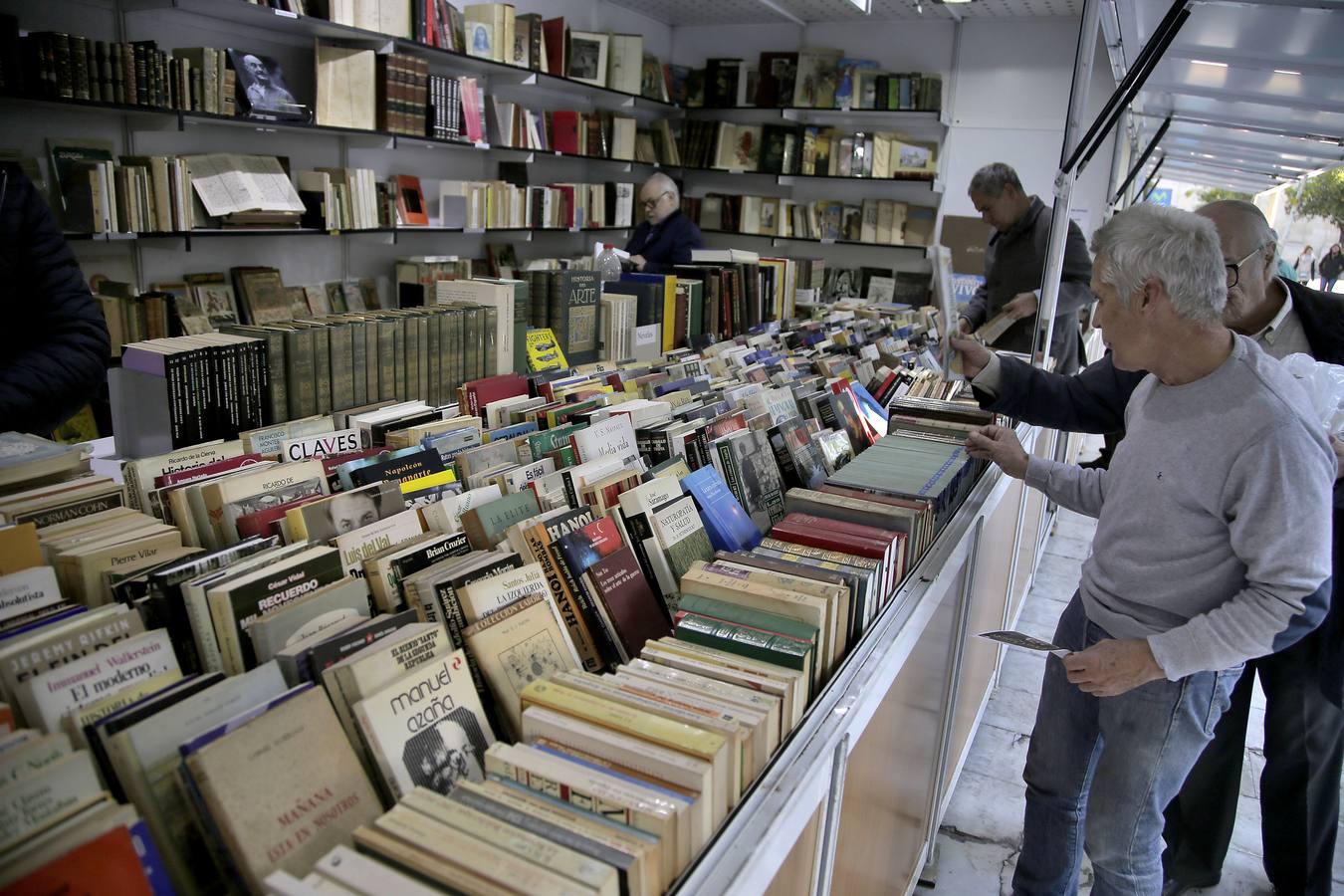 La Feria del Libro Antiguo de Sevilla, en imágenes