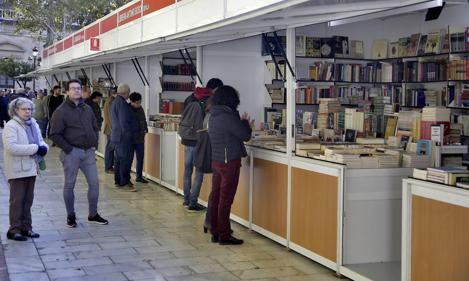 La Feria del Libro Antiguo de Sevilla, en imágenes