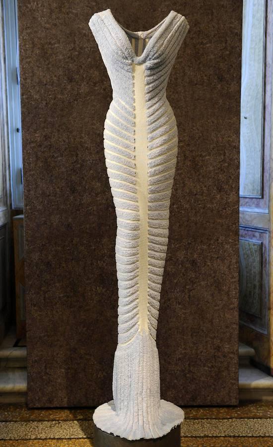 La tendencia por remarcar la silueta femenina se aprecia en muchos de sus diseños. 