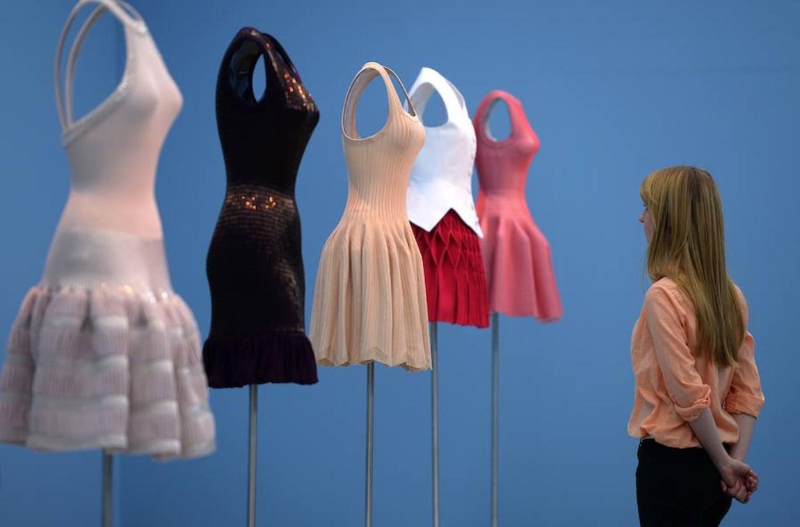 Sus creaciones se caracterizaban por poner en valor el cuerpo femenino con el invento de prendas como el body o la falda con cremallera por detrás. En la imagen, varios diseños en una exposición en el Museo NRW Forum de Dusseldorf, en junio de 2013. 