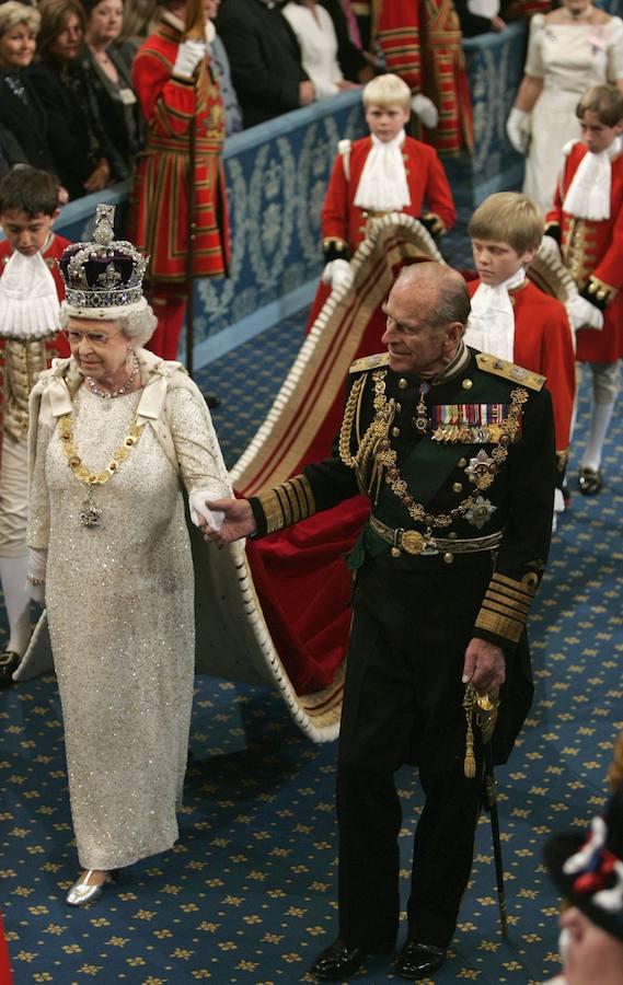 ero si algo ha demostrado la Reina de Inglaterra durante todo este tiempo, es que a carácter, fuerza y valentía no le gana nadie. De ideas fijas y muy testaruda, el esperado «sí, quiero» a Felipe llegó el 20 de noviembre de 1947 en la Abadía de Westminster ante 2.000 invitados. 