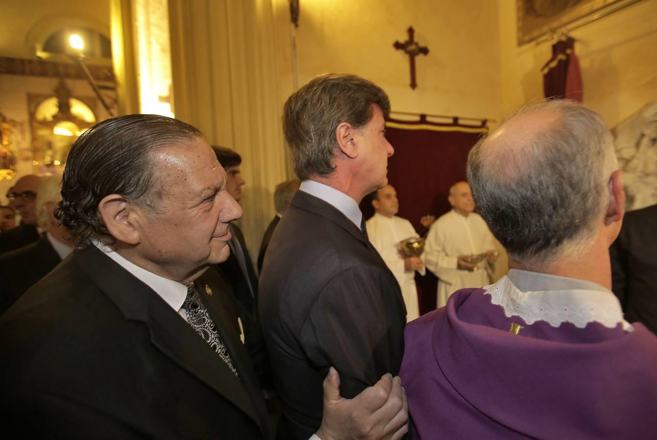 José Moreno, hermano mayor de Los Gitanos, con Cayetano Martínez de Irujo