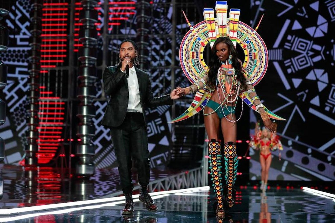 La cantante Katy Perry es otra de las que se cayó del cartel en los últimos días, debido a que en 2015 la artista lució un vestido con estampado de girasoles en un concierto en Taiwán, una flor simbólica de los independentistas de la isla, que China sigue considerando su territorio. 