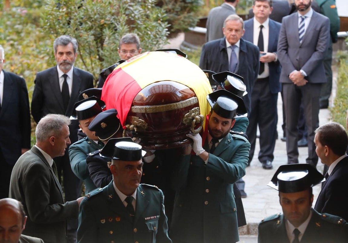 El féretro con los restos mortales del fiscal general del Estado, José Manuel Maza. 