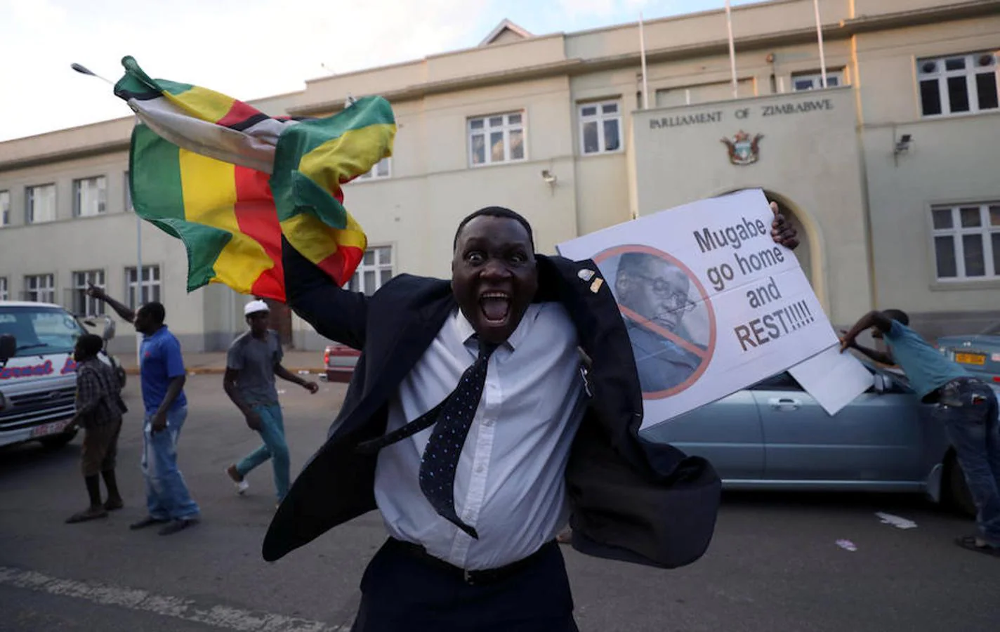 Los zimbabuenses celebran la dimisión de Mugabe
