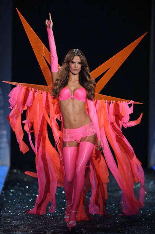 A sus 35 años y con dos hijos sigue tan espectacular como siempre, siendo una de las modelos más importantes del momento. 