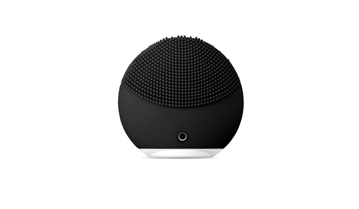 Extra de limpieza. La limpieza es fundamental y para ello podemos ayudarnos de cepillos que nos permitan una mayor profundidad. LUNA Mini 2 de FOREO ofrece una profunda y suave limpieza facial. La firma sueca ofrecerá varios descuentos en su web, este cepillo de limpieza tendrá un 25% de descuento durante el 24 de noviembre. (Precio sin descuento: 139€)