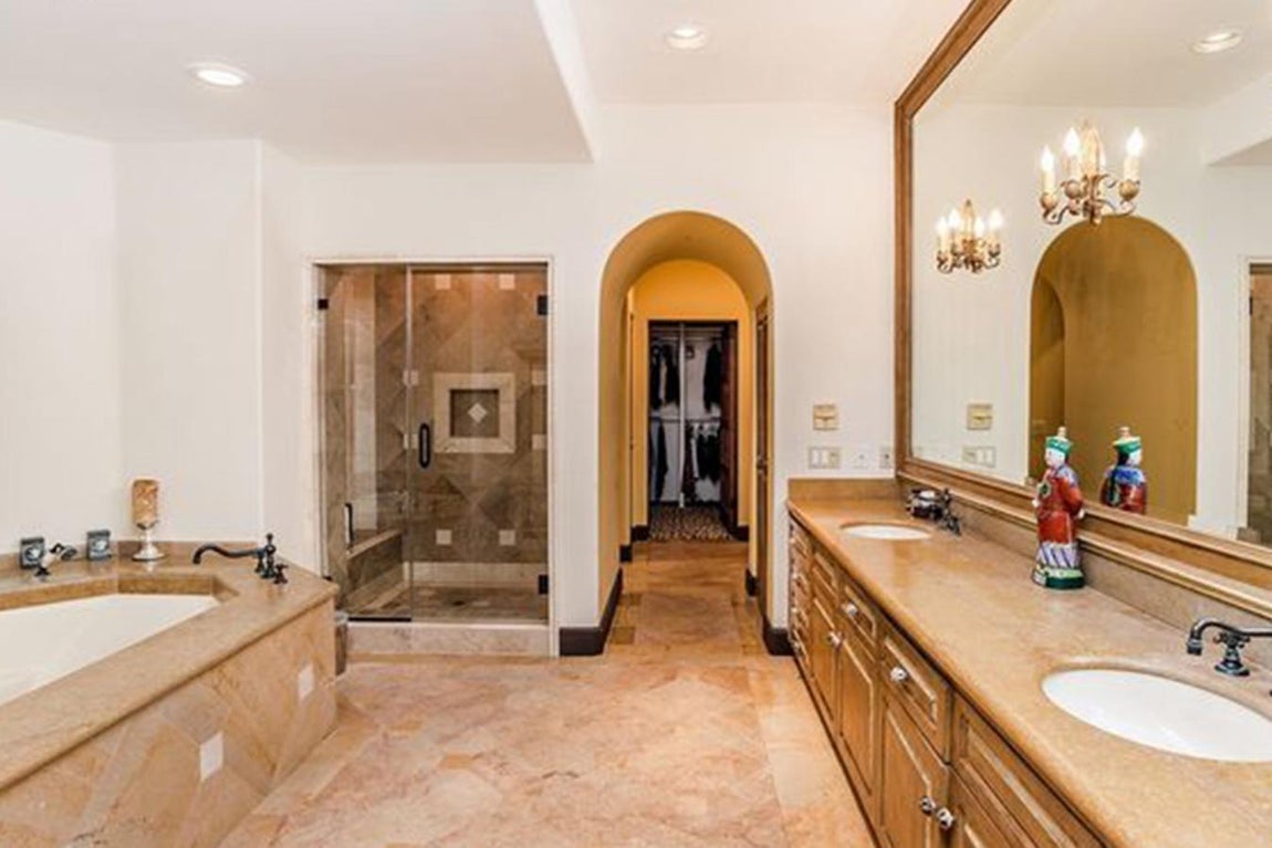 Baños de lujo. Mármol, piedra, cristal y madera. El baño es una estancia de lujo con acabados nobles. La enorme bañera es casi una pieza de museo, todo está perfectamente cuidado para asegurar el confort: grifería de diseño, repisas, iluminación y espacio