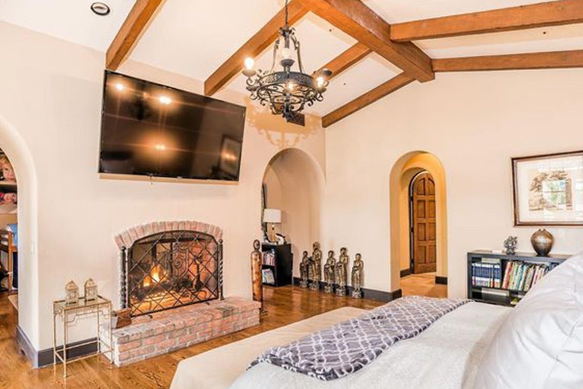 Chimeneas. Son uno de los principales encantos de la vivienda. Tiene tres en total: una en la isla central, otra en la sala de estar y la tercera está en el dormito principal. Estos elementos aportan a la casa rincones evocadores, cálidos y acogedores que representan un valor a tener en cuenta: en plena sociedad del espectáculo donde imperan la frivolidad y las apariencias, estos espacios para la instrospección mejoran considerablemente la calidad de vida de las estrellas