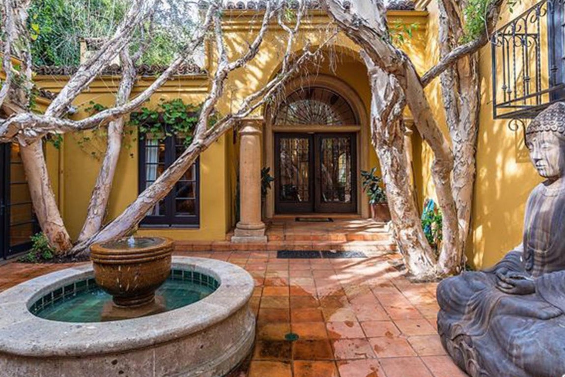 Sangre española. Es muy habitual toparse con este tipo de construcciones en Los Ángeles, el estilo fue copiado después de los años 40 por multitud de famosos. Esta casa, edificada en 1991, es un claro ejemplo de su pervivencia en el tiempo