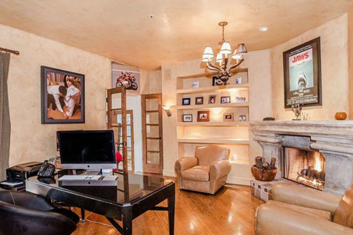 Oficina. No todo es lujo y buen vivir en las casas de las estrellas. Las grandes fortunas necesitan espacios en los que buscar el aislamiento. Son personas que, a fin de cuentas, dedican gran parte de su tiempo a su trabajo y necesitan espacios en sus viviendas que les faciliten mantenerse concentrados en sus negocios para poder permanecer por muchos años en esas idílicas propiedades