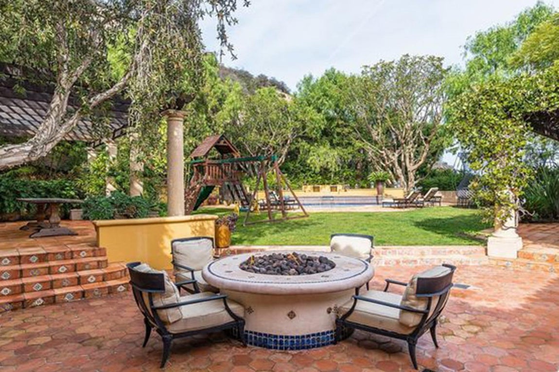 Exterior. En los jardines hay rincones para el reposo y la vida contemplativa. Enormes porches, chimeneas exteriores, barbacoas -de lujo-, piscinas, spas y canchas deportivas son los elementos predilectos de los famosos. Esta casa cuenta con todos ellos