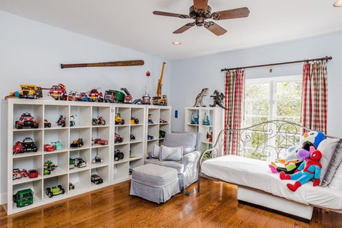 Dormitorio «kid». Hay espacios pensados para los más pequeños. Uno de los dormitorios hará las delicias de los miembros más pequeños del clan Kardashian. Con grandes compartimentos destinados a un futuro almacenaje de juguetes, los rincones de este dormitorio están pensados en el disfrute de los niños