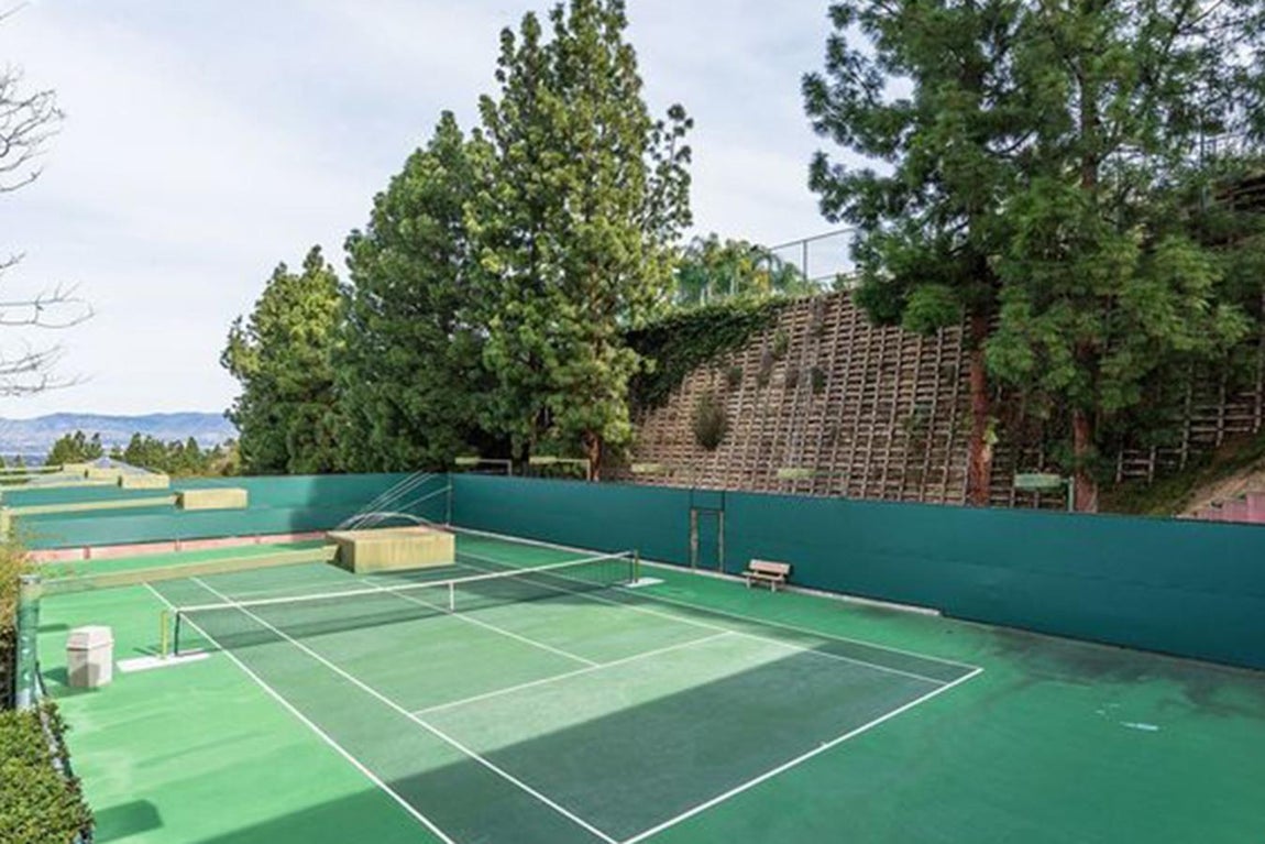 Cancha de tenis. Una enorme pista de tenis se esconde en el jardín, este tipo de rincones son muy frecuentes en las casas de los famosos. Muchos de ellos no son aficionados al deporte, pero nunca está de más contar con una buena cancha con la que deslumbrar a los invitados