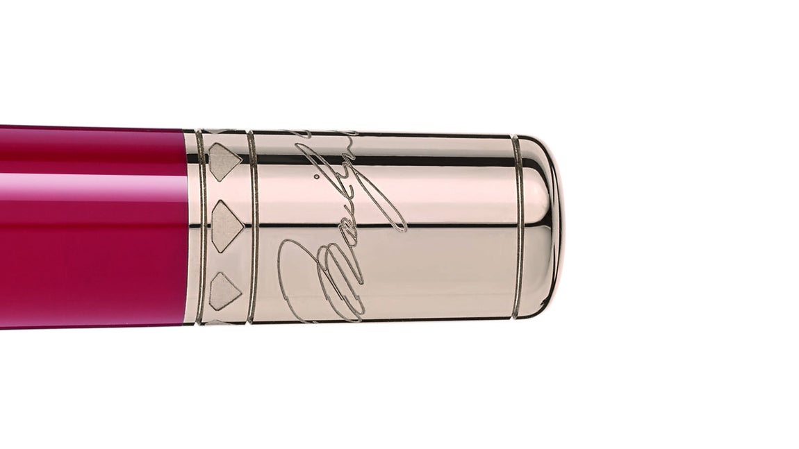 Grabados. Los detalles dorados de la pluma, así como su recubierto nacarado aportan una elegancia especial a la pieza