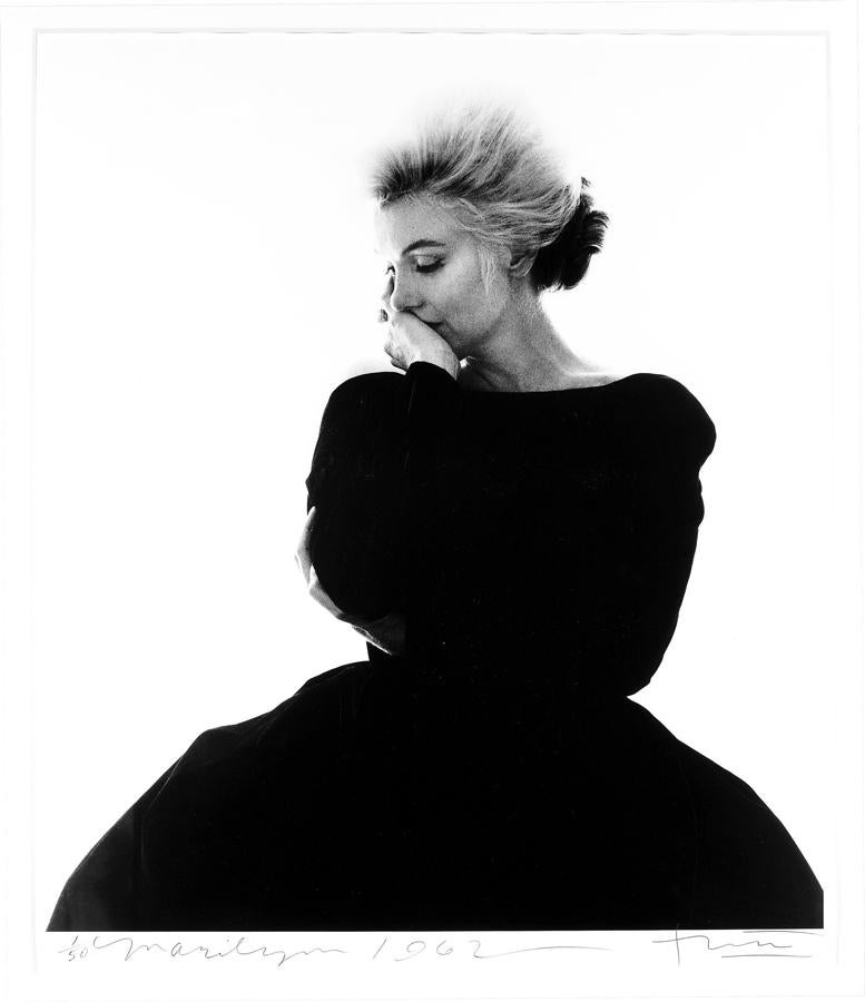 Sofisticada. Detras del icono del cine se encontraba una mujer inquieta, con gran bagaje cultural. Amante de la literatura y la música, Marilyn Monroe fue algo más que una «pin up», era una persona profunda y sofisticada. Solía escribir poesía, por eso la marca de estilográficas de lujo decidió rendirle este justo homenaje